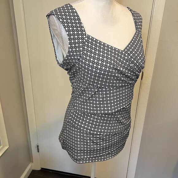 WHBM Black & White layered front Geometric Sleeveless Lined Top, Size Medium - Picture 4 of 15